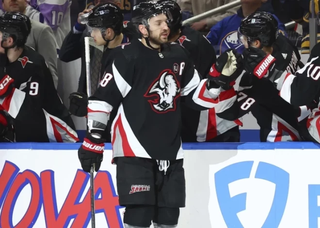 Girgensona pārstāvētā Bufalo "Sabres" viesos piedzīvo zaudējumu; Merzļikins NHL maču izlaiž