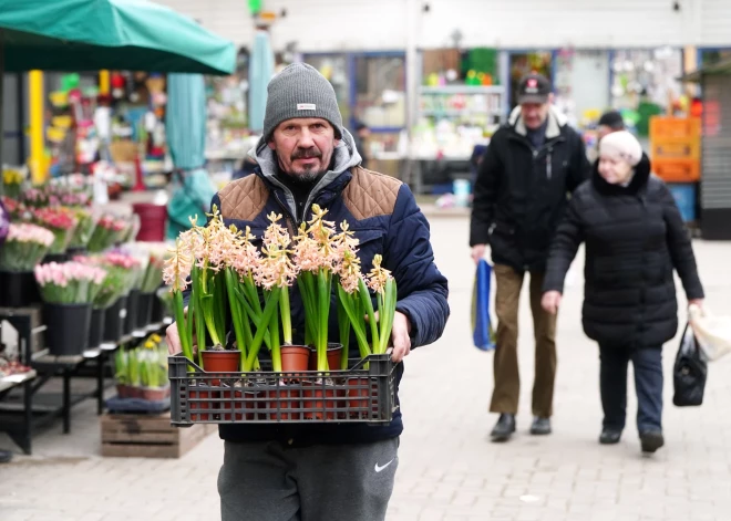 ФОТО: везде цветы! Холодное 8 марта на улицах Риги