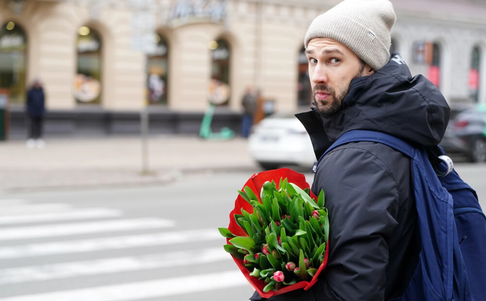 FOTO: Latvijas kungi 8. martā iepriecina daiļo dzimumu ar krāšņiem ziediem