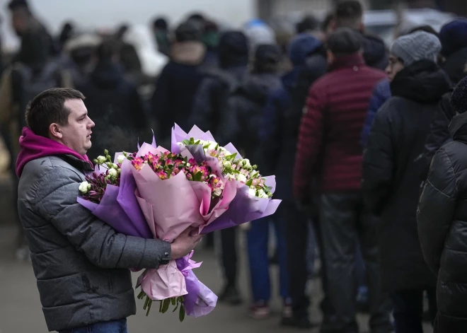 Kāpēc arvien mazāk vīriešu sievietēm dāvina ziedus? Komentē eksperti