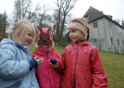 Vācijas Tīringenē – Veimārā pie vēsturiskās dārza mājas, kas reiz piederēja Johanam Volfgangam fon Gētem Lieldienās notiek ielu meklēšanas festivāls.