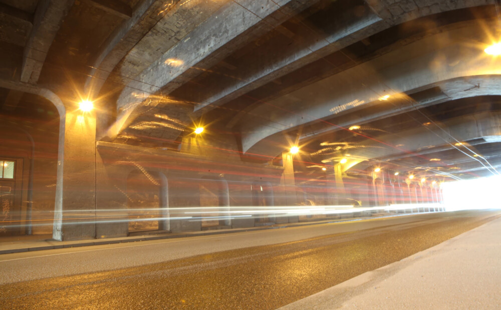 Rīgā no pirmdienas nakts stundās slēgs tuneli zem dzelzceļa Dzirnavu ielā