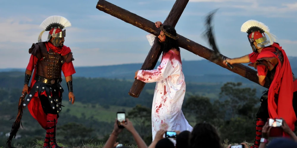 Visšokējošākās un dīvainākās kristiešu Lieldienu tradīcijas. FOTO. VIDEO