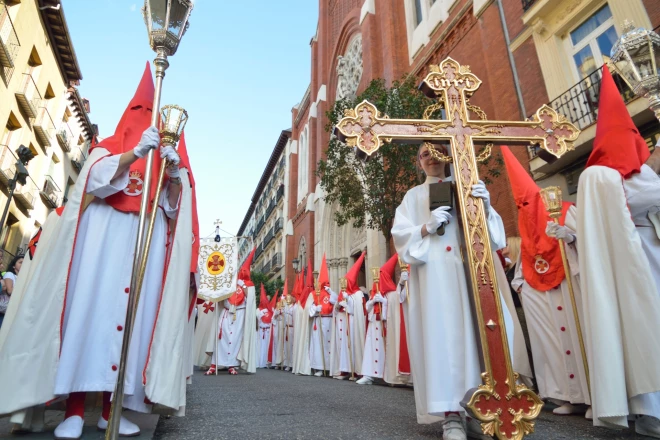  Spānijā Lieldienās jāietērpjas kuklusklana brālībai līdzīgās kapucēs un apmetņos, jāpaņem sveces vai lāpas, un jādodas procesijā pa pilsētas ielām.