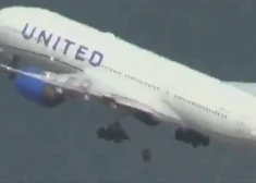 VIDEO: traki skati — pacelšanās laikā "Boeing" pazaudē riteni; tas uzgāžas automašīnai