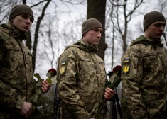 Karavīri apmeklē pirms gada netālu no Bahmutas nogalinātā Ukrainas bruņoto spēku 1. mehanizētā bataljona komandiera Dmitro Kocjubailo "Da Vinči" piemiņas dievkalpojumu Kijivā. 2024. gada 7. martā.