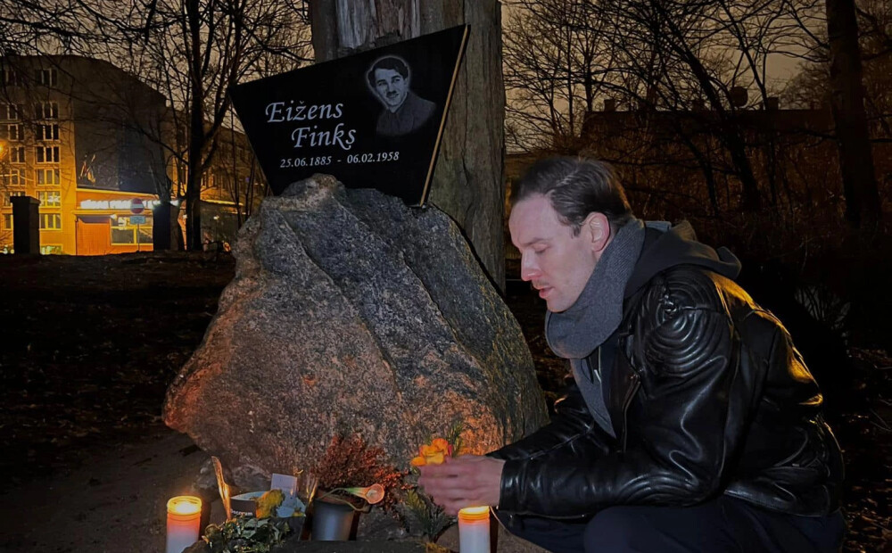Aktieris Maksims Busels kapos piemin dižo pareģi Finku un saņem Stonina svētību