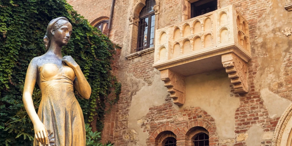 Туристы до дыр затерли статую Джульетты в Вероне