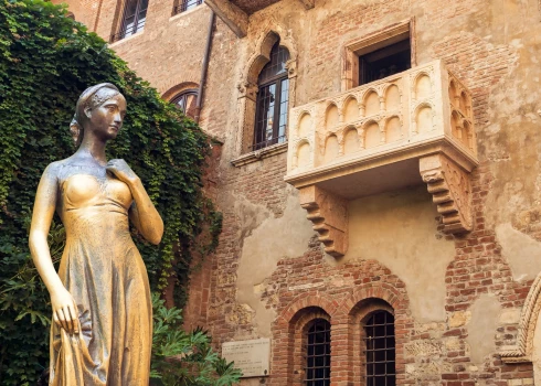 Туристы до дыр затерли статую Джульетты в Вероне