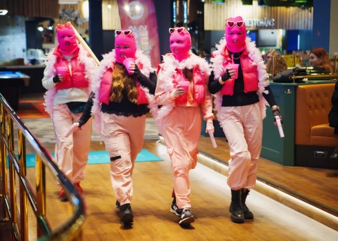 FOTO: daiļas dāmas un koši tērpi - notikusi "Sieviešu rallija" atgriešanās