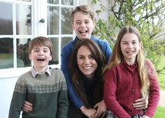 Счастливая принцесса с тремя детьми рядом: опубликовано первое фото Кэтрин после операции
