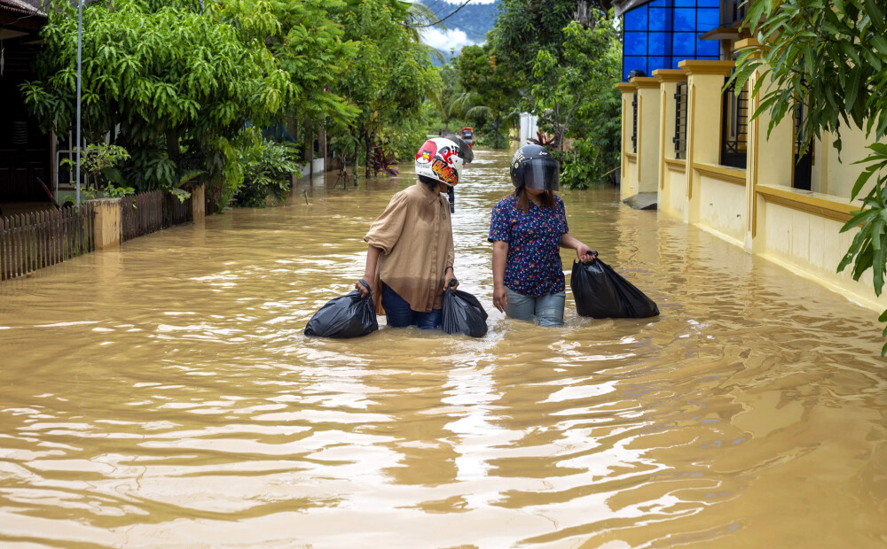FOTO, VIDEO: Indonēzijā plūdos un nogruvumos 21 bojāgājušais