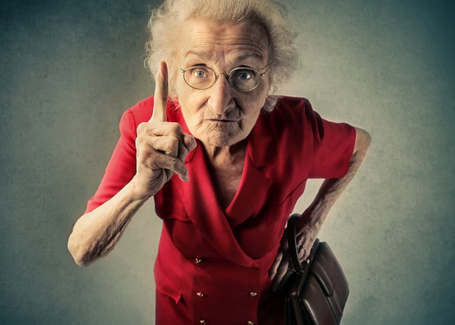 Nozilināts, nazis ribās un appludināta māja — māte atmaksā kavalierim par savas meitas pamešanu 8. martā