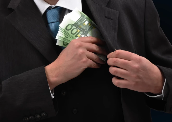 Ropažu novada korupcijas lietā apsūdzības arī deputātiem; figurē nauda un konjaka pudele