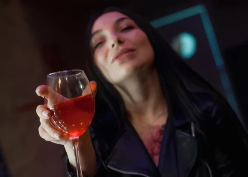 "Вечером в Риге 8 из 10 женщин будут пьяны!" Женский алкоголизм набирает обороты
