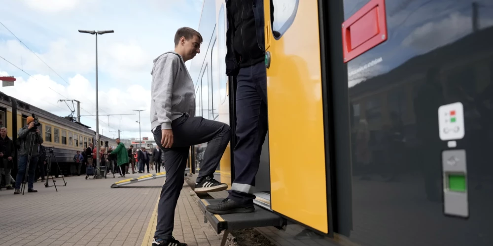 Повреждение контактных сетей: Pasažieru vilciens предупреждает о перебоях в движении поездов