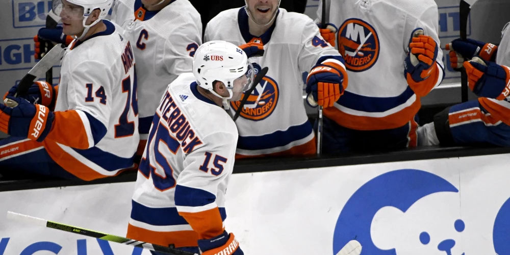 "Islanders" uzvaru sērija ļauj komandai ielauzties "play-off" zonā; Blekvelam pirmais "hat-trick"