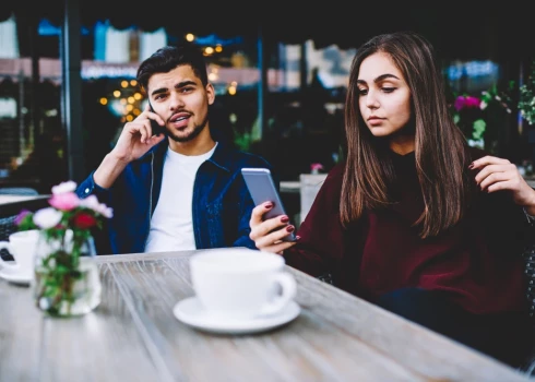 Kāpēc intensīvas mobilā telefona lietošanas dēļ mēs kļūstam neieinteresēti apkārt notiekošajā? Cik bīstami šie jaunie paradumi ir bērniem un pusaudžiem? Šie un citi jautājumi analizēti grāmatā "Ekrāna smadzenes".