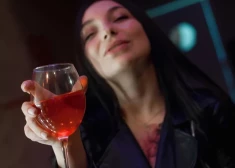 "Par to runā reti, bet viņas ļoti ātri nodzeras" - sieviešu alkoholisms Latvijā uzņem apgriezienus