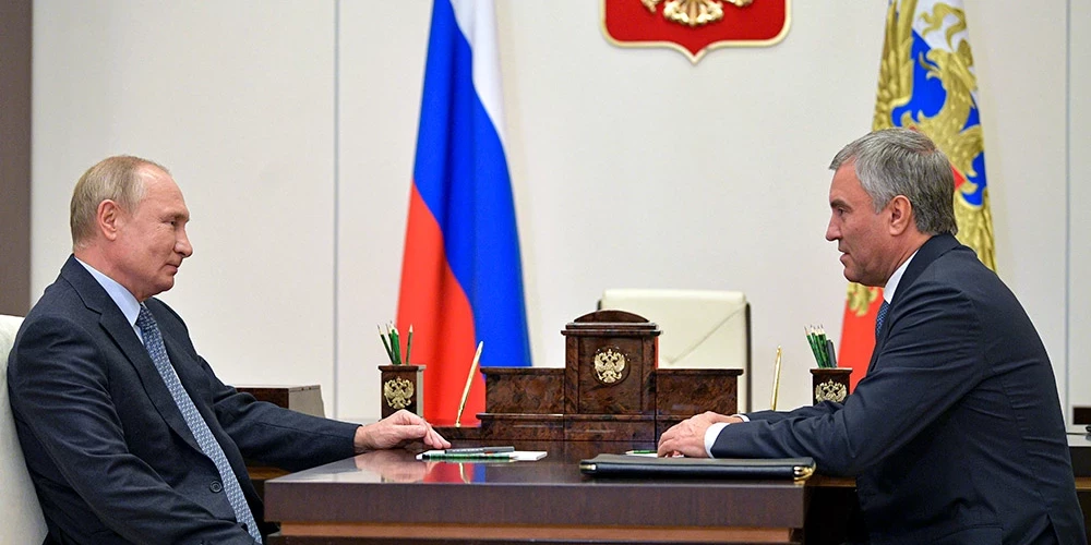 Hakeri pārtvēruši saraksti starp Krievijas Valsts domes vadītāju un Putinu. Kas tur tika apspriests?