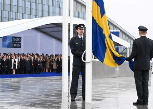 Zviedrijas ceļš uz NATO ir svinīgi noslēdzies — pie alianses mītnes Briselē paceļ tās karogu