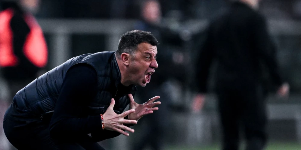 VIDEO: pēc sitiena pretinieku futbolistam ar galvu darbu zaudē "Lecce" galvenais treneris D'Aversa