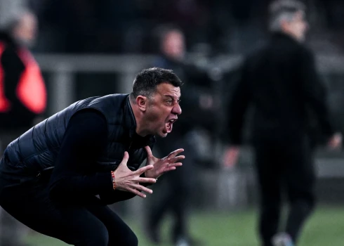 VIDEO: pēc sitiena pretinieku futbolistam ar galvu darbu zaudē "Lecce" galvenais treneris D'Aversa