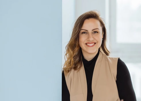 Zane Zusta ir dzimusi un augusi Liepājā. "Jūra mani nomierina un pavisam noteikti arī iedvesmo. Putni, vējš, gliemežvāki... Esmu romantiska, un tur ir viss, ko meklē mana sirds," viņa saka.