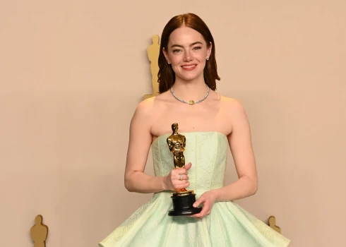 Emma Stouna "Louis Vuitton" tērpā.