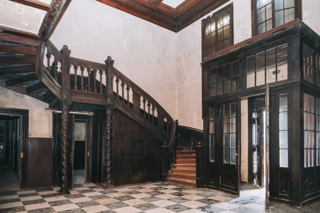 Внутри дома