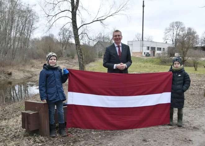 VIDEO: Valsts prezidentu Vecumniekos sirsnīgi sagaida mazie patrioti