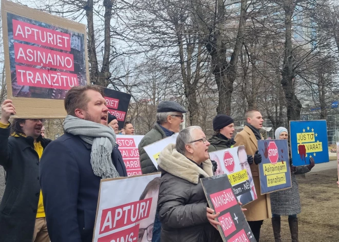 Kustība "Par" piketā prasa apturēt mangāna rūdas tranzītu caur Latviju un slēgt robežu ar Krieviju.