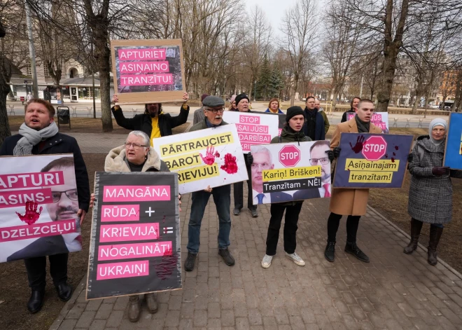 "Stop asiņainajam tranzītam". Piketā pieprasa apturēt mangāna rūdas tranzītu uz Krieviju