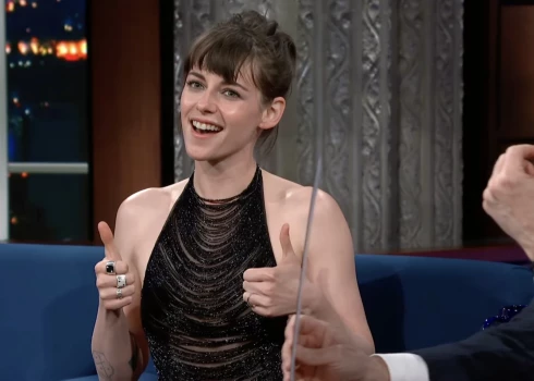 Kristena Stjuarte, viesojoties sarunu šovā “The Late Show with Stephen Colbert” un stāstot par savu topošo filmu, apliecinājusi, ka filmēšana notiks Latvijā.