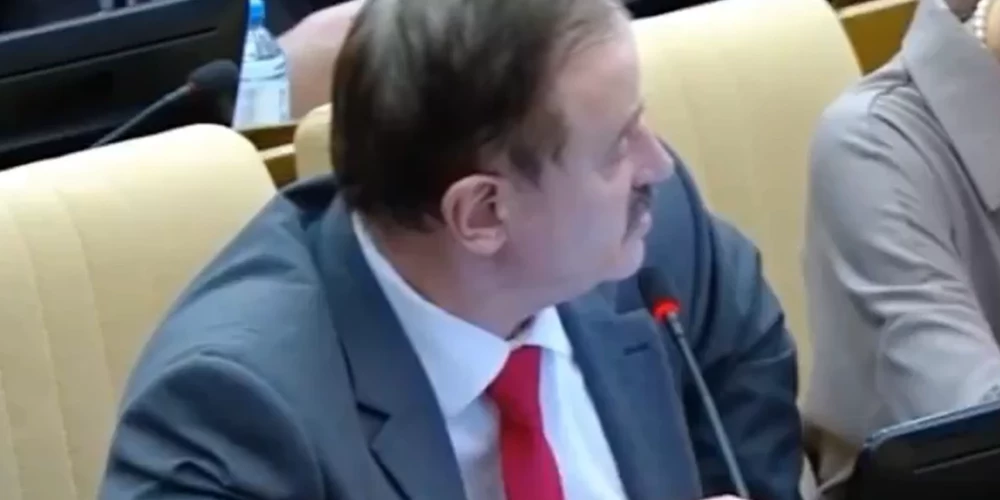 VIDEO: Krievijas Valsts domes deputāts mēģina jautāt par sankcijām, bet "zaļais pūķis" sapin mēli