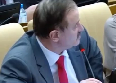 VIDEO: Krievijas Valsts domes deputāts mēģina jautāt par sankcijām, bet "zaļais pūķis" sapin mēli