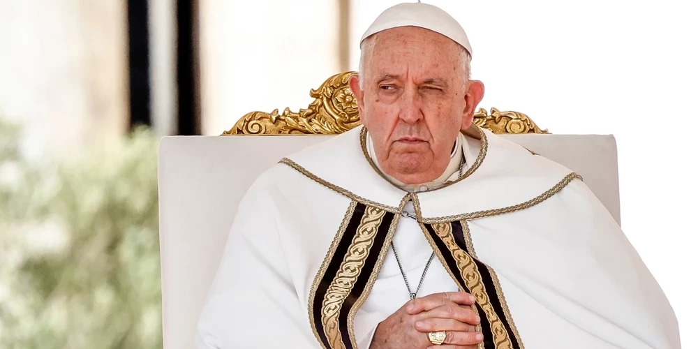 Высказывания Франциска о "проигранной войне" и "белом флаге" спровоцировали протесты среди католиков и политических лидеров по всему миру
