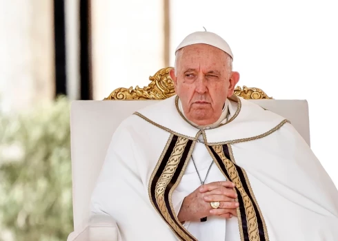Высказывания Франциска о "проигранной войне" и "белом флаге" спровоцировали протесты среди католиков и политических лидеров по всему миру