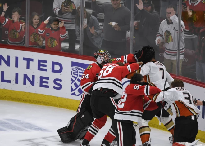 "Blackhawks" vārtu vīrs Petrs Mrazeks ātri saprata, ka vēlas iesaistīties dūru vicināšanā.