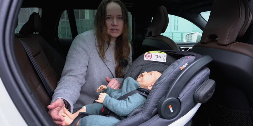 Līdz 15 mēnešu vecumam bērns krēsliņā jāved braukšanai pretējā virzienā.