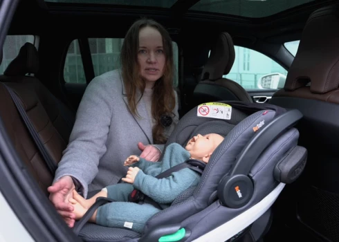 Auto ziņas: kā pārliecināties, ka bērns autokrēsliņā piesprādzēts droši