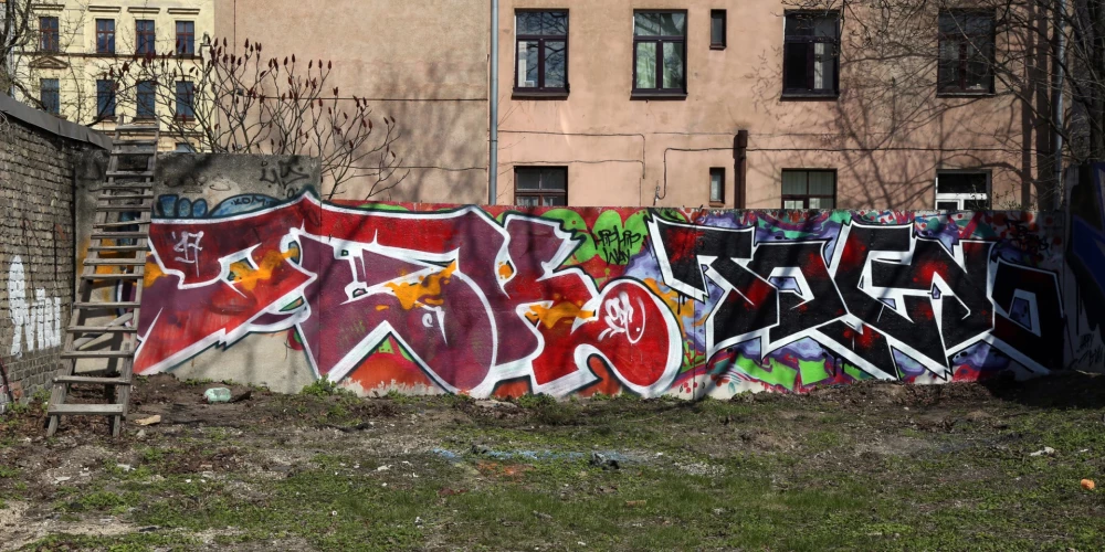 Rīgā ēku īpašniekiem plāno noteikt pienākumu no fasādes notīrīt grafiti zīmējumus