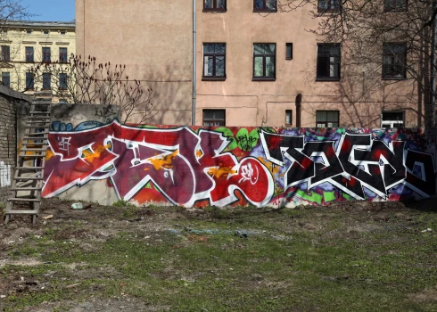 Rīgā ēku īpašniekiem plāno noteikt pienākumu no fasādes notīrīt grafiti zīmējumus