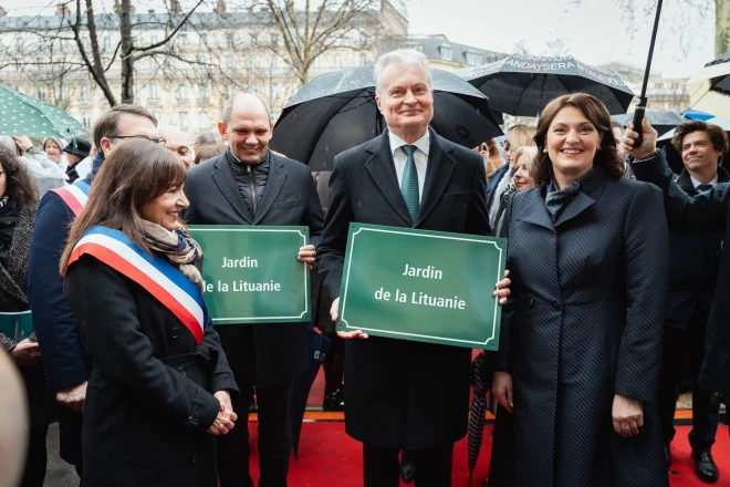 Lietuvas prezidents Gitans Nausēda svinīgi atklāj Lietuvas skvēru Parīzē. Foto: https://www.facebook.com/nausedagitanas