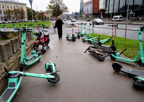 В центре Риги будут введены новые ограничения скорости для электроскутеров