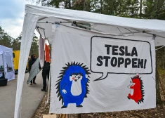 Nedēļu pēc dedzinātāju sabotāžas "Tesla" ražotne Vācijā atsākusi darbību