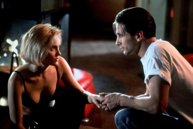 Šārona Stouna un Viljams Boldvins filmā "Skaida".