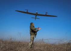 Ukrainas militārpersona palaiž vidēja darbības rādiusa izlūkošanas tipa dronu lidošanai virs Krievijas karaspēka pozīcijām netālu no Bahmutas 2024. gada 12. martā. 