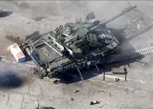 Krievijas Aizsardzības ministrijas preses dienesta publicēts kadrs ar sabojātu militāro tehnika robežšķērsošanas punktā netālu no Ņehotejevkas ciema Belgorodas apgabalā, Krievijā, 2024. gada 12. martā.