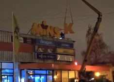 VIDEO: “Minska ir kritusi!” Purvciemā tiek aizvākta tirdzniecības centra "Minska" izkārtne